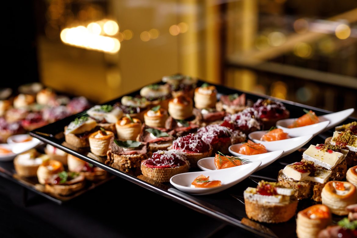 Catering,Plate.,Assortment,Of,Snacks,On,The,Buffet,Table