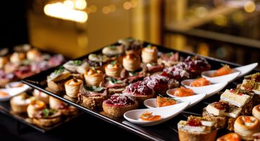 Catering,Plate.,Assortment,Of,Snacks,On,The,Buffet,Table