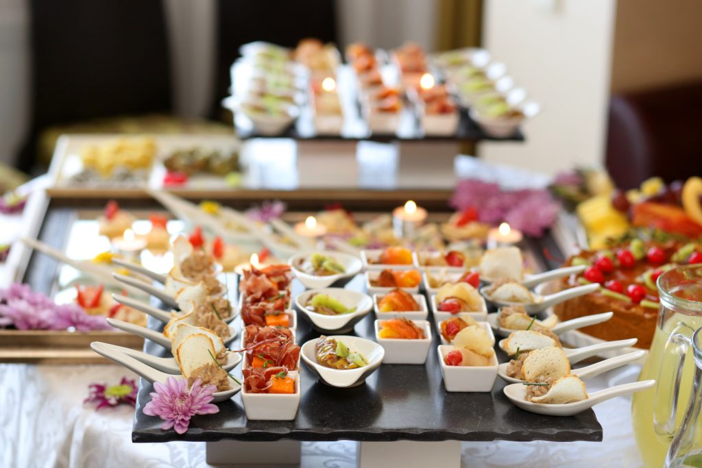 Luxury,Food,And,Drinks,On,Wedding,Table.,Shallow,catering