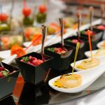 Catering Μπουκιές finger food σε κομψή παρουσίαση με ποικιλία χρωμάτων και υφών, ιδανικές για εκδήλωση ή εταιρικό event.